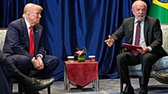 ARQUIVO (26.10.2025). O presidente Donald Trump reúne-se com o presidente do Brasil, Luiz Inácio Lula da Silva, à margem da Cimeira da ASEAN, em Kuala Lumpur