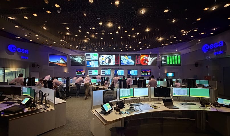 ARQUIVO – Equipa de controlo da fase de chegada da missão BepiColombo a Mercúrio na sala de controlo principal do Centro Europeu de Operações Espaciais (ESOC).