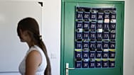 Les téléphones portables des élèves rangés dans une salle de classe, au lycée Chaptal, à Mende, dans le sud de la France, au jour de la rentrée, le 1er septembre 2026.