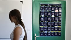 Les téléphones portables des élèves rangés dans une salle de classe, au lycée Chaptal, à Mende, dans le sud de la France, au jour de la rentrée, le 1er septembre 2026.
