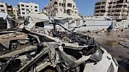 سيارة مدمرة في أحد شوارع مدينة غزة عقب غارة عسكرية إسرائيلية، الثلاثاء 1 سبتمبر/أيلول 2026. (صورة من وكالة أسوشييتد برس/يوسف الزنون)
