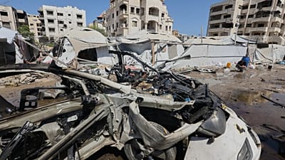 سيارة مدمرة في أحد شوارع مدينة غزة عقب غارة عسكرية إسرائيلية، الثلاثاء 1 سبتمبر/أيلول 2026. (صورة من وكالة أسوشييتد برس/يوسف الزنون)