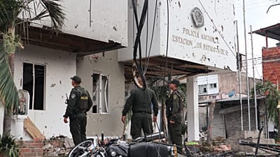 Atentado terrorista con coche bomba contra un puesto policial en Colombia.