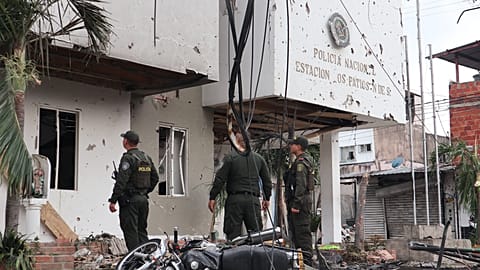 Atentado terrorista con coche bomba contra un puesto policial en Colombia.