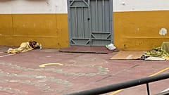 Ένας μετανάστης κοιμάται δίπλα σε μία από τις πύλες εισόδου του δημοτικού σχολείου CEIP «José Ortega y Gasset» στη Θέουτα, 3 Σεπτεμβρίου 2026.