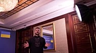 El presidente de Ucrania, Volodímir Zelenski, habla con periodistas durante la cumbre de la Coalición de los Voluntarios en Kiev, el lunes 24 de agosto de 2026