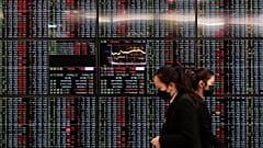 Αρχείο - Πεζοί περνούν μπροστά από ηλεκτρονικό πίνακα χρηματιστηριακών τιμών στο Taipei Exchange στην Ταϊπέι της Ταϊβάν, τη Δευτέρα 30 Ιανουαρίου 2023.