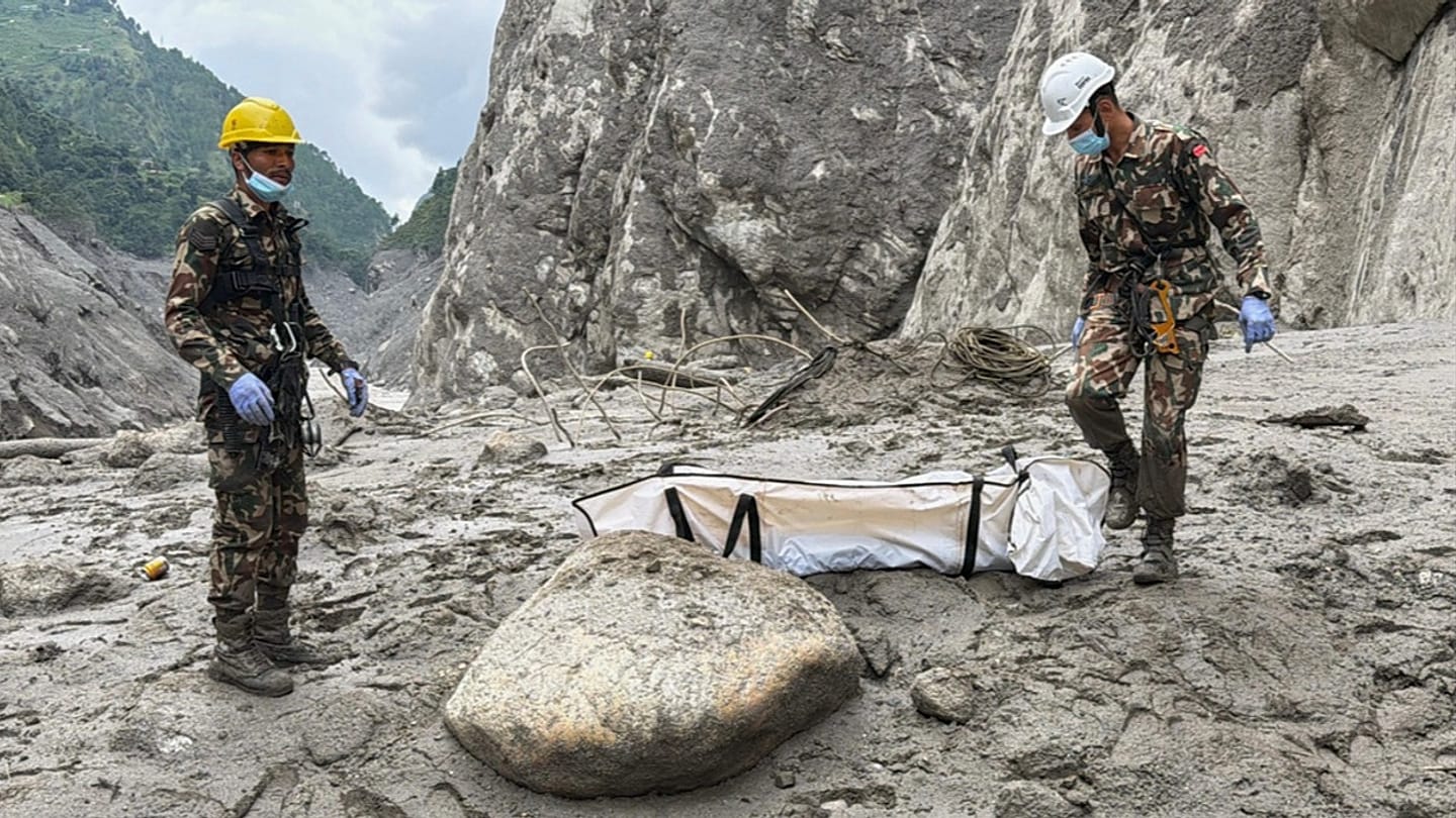 Nepal’de sel felaketinin ardından toplu definler sürüyor: Can kaybı 1.000’i aştı
