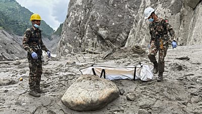 Nepal Ordusu askerleri, 1 Eylül 2026 Salı günü Nepal'in Upper Trishuli bölgesindeki bir hidroelektrik santrali sahasından çıkarılan bir işçinin cansız bedenini taşıyor.