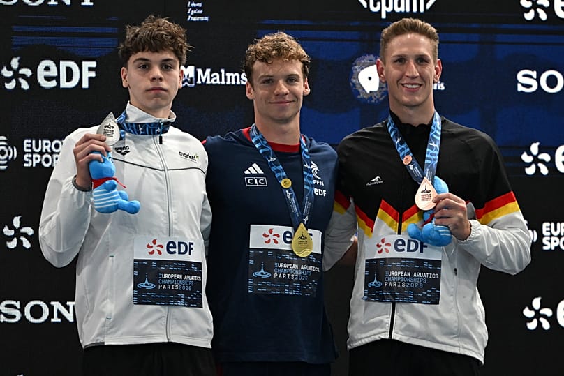 400 m Freistil: Oliver Papai (Silber), Leon Marchand (Gold) und Lukas Märtens (Bronze) in St. Denis 2026