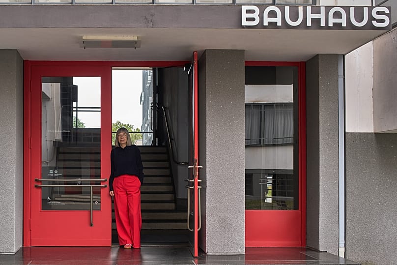 Direktorin Barbara Steiner vor dem Bauhaus Dessau im August 2026