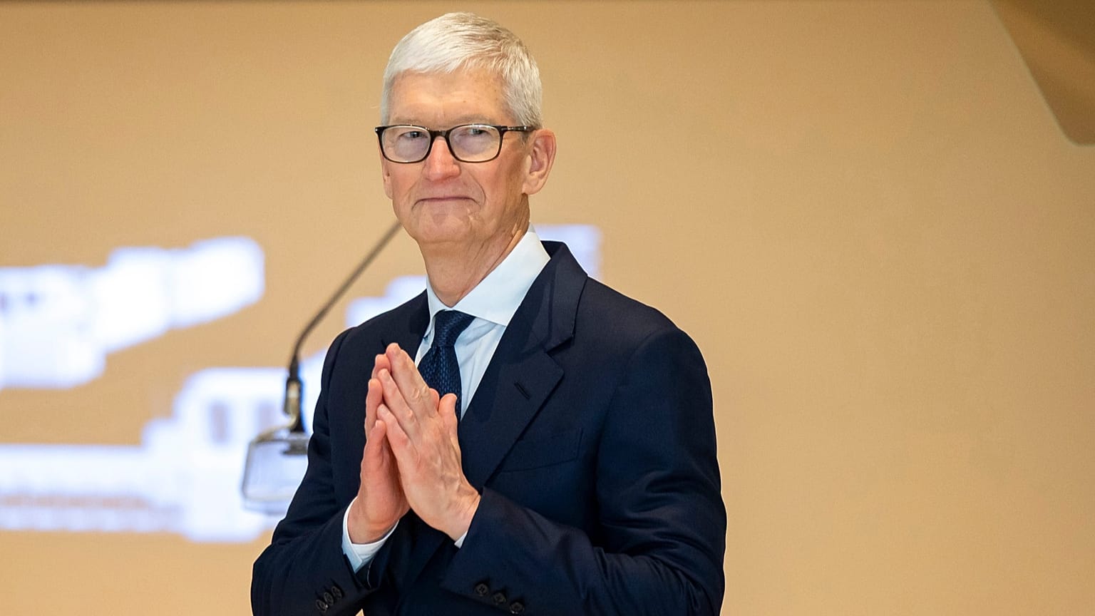 Photo d'archive - Le PDG d'Apple Tim Cook remercie invités et responsables lors de l'inauguration du centre de fabrication avancée d'Apple à Houston, le 13 août 2026.