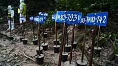 Na ciałach ofiar powodzi widoczne są plakietki z numerami identyfikacyjnymi. Policja przeprowadza zbiorowy pochówek w Katmandu w Nepalu, 1 września 2026 r.