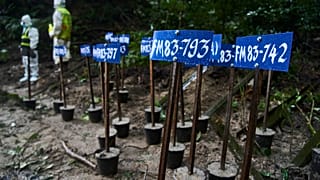 Na ciałach ofiar powodzi widoczne są plakietki z numerami identyfikacyjnymi. Policja przeprowadza zbiorowy pochówek w Katmandu w Nepalu, 1 września 2026 r.