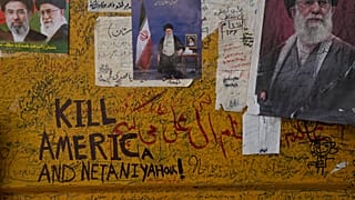 كُتبت عبارات تذكارية ورسائل إلى جانب صور مجتبى خامنئي ووالده، على حاجز وُضع في الشارع المؤدي إلى مجمع سكنهما السابق في طهران