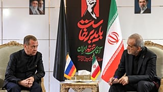 نائب رئيس مجلس الأمن الروسي ورئيس حزب "روسيا الموحدة" دميتري ميدفيديف (يسار) والرئيس الإيراني مسعود بزشكيان خلال لقاء في مصلى الإمام الخميني بطهران، الجمعة 3 يوليو/تموز 2026
