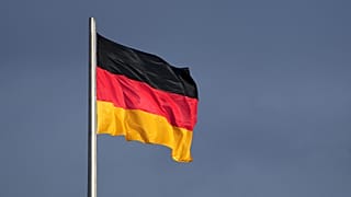 العلم الوطني الألماني يلوح فوق مبنى الرايخاج، مقر البرلمان الاتحادي الألماني البوندستاغ، في برلين، ألمانيا، الاثنين 3 يناير 2022. (AP Photo/مايكل سون)