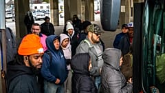 Varias personas suben a un autobús cerca de la estación de tren, el martes 26 de marzo de 2024, en Freeport, Nueva York, en el condado de Nassau, Long Island.