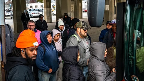 Varias personas suben a un autobús cerca de la estación de tren, el martes 26 de marzo de 2024, en Freeport, Nueva York, en el condado de Nassau, Long Island.