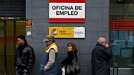 ARCHIVO: Una oficina de empleo de España con cola en la puerta