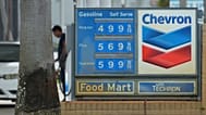 ARCHIV: Ein Kunde tankt an einer Chevron-Tankstelle in North Miami (Florida), Mai 2026.