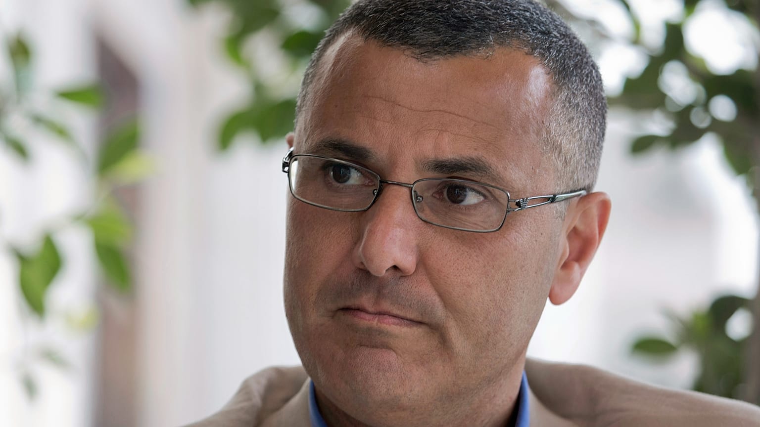 عمر البرغوثي يستمع خلال مقابلة مع وكالة أسوشيتد برس في مدينة رام الله بالضفة الغربية، الثلاثاء 10 مايو 2016. 