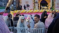 عريس وعروس خلال حفل زفاف جماعي لحملة "جانفدا" المؤيدة للحكومة في طهران، الاثنين 18 مايو/أيار 2026.