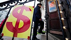 ARCHIVIO - Un uomo entra in un ufficio di cambio valuta a San Pietroburgo, 28 dicembre 2024