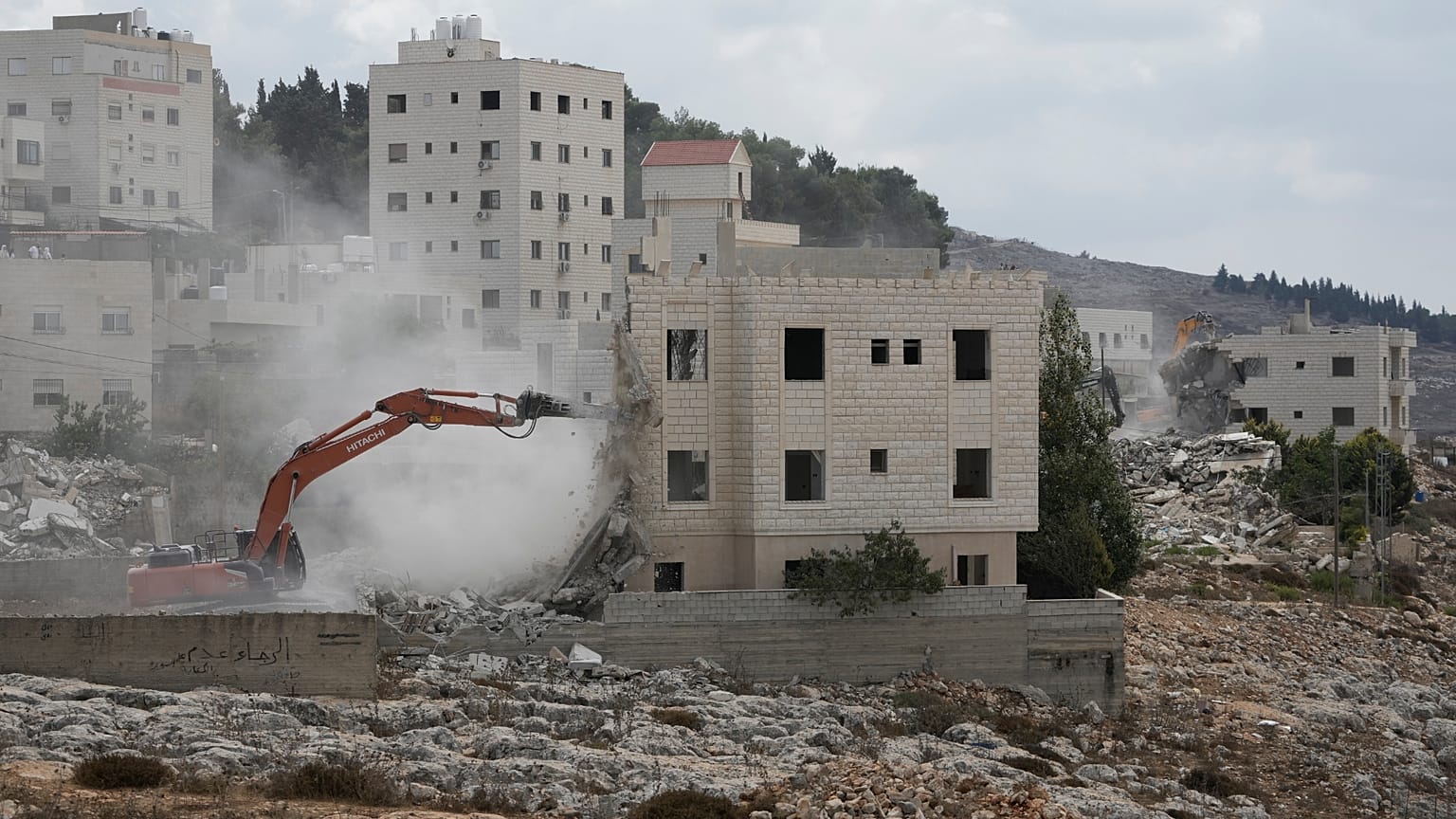 İsrail güçleri, Batı Şeria’nın kuzeyindeki Filistin kenti Nablus’ta iki evi yıkıyor, 31 Ağustos 2026.
