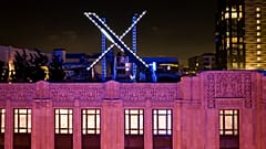Lavoratori installano l'illuminazione su un'insegna a forma di 'X' in cima alla sede dell'azienda, ex Twitter, nel centro di San Francisco, venerdì 28 luglio 2023.