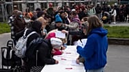 Архивное фото: сотни людей стоят в очереди за продовольственными наборами, которые раздает благотворительная организация Die Arche в Берлине, Германия, 26 апреля 2023 года.