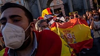 Ciudadanos españoles se congregan durante una protesta contra la llegada de inmigrantes a Ceuta, cerca de la frontera entre Marruecos y España, el 18 de mayo de 2021.