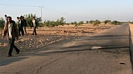 المصريون يمرون بموقع هجوم انتحاري بالقرب من معسكر حفظ السلام الرئيسي في الغورة، سيناء، مصر، الأربعاء 26 أبريل 2006.