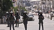 ضباط شرطة الحدود الإسرائيلية يقفون على الطريق خلال عملية للجيش في مخيم قلنديا للاجئين بالضفة الغربية، الثلاثاء 25 أغسطس 2026.