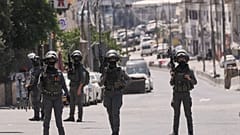 ضباط شرطة الحدود الإسرائيلية يقفون على الطريق خلال عملية للجيش في مخيم قلنديا للاجئين بالضفة الغربية، الثلاثاء 25 أغسطس 2026.