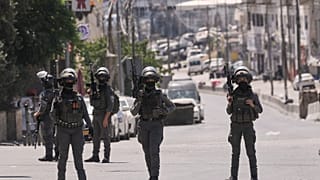 ضباط شرطة الحدود الإسرائيلية يقفون على الطريق خلال عملية للجيش في مخيم قلنديا للاجئين بالضفة الغربية، الثلاثاء 25 أغسطس 2026.
