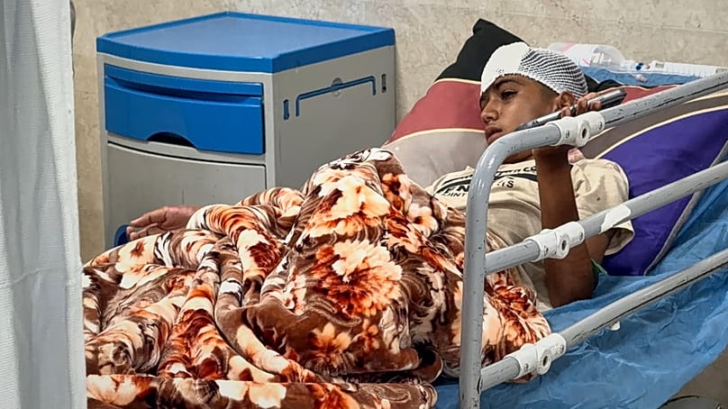 کودک مجروح در بیمارستان میناب، در پی حمله به کوهستک، چهارشنبه ۲ سپتامبر ۲۰۲۶