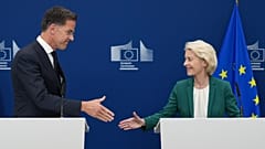 Πρόεδρος της Ευρωπαϊκής Επιτροπής Ούρσουλα φον ντερ Λάιεν, δεξιά, και Γενικός Γραμματέας του ΝΑΤΟ Μαρκ Ρούτε σε συνέντευξη Τύπου στις Βρυξέλλες, Τετάρτη 2 Σεπτεμβρίου 2026.