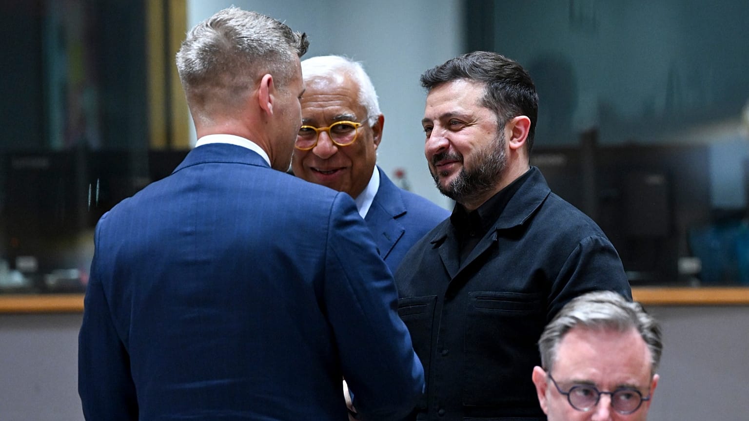 Az Európai Tanács felvételén Magyar Péter miniszterelnök,és Volodimir Zelenszkij ukrán elnök és Antonio Costa, az Európai Tanács elnöke 2026. június 18-án.