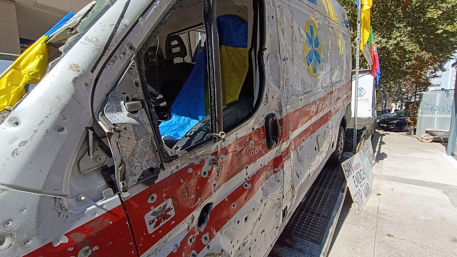 Exponen en Lisboa una ambulancia ucraniana acribillada a balas junto a la embajada rusa
