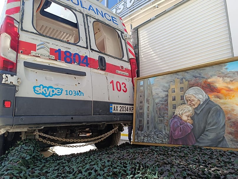 Ambulancia ucraniana acribillada a balazos expuesta junto a la embajada rusa en Lisboa