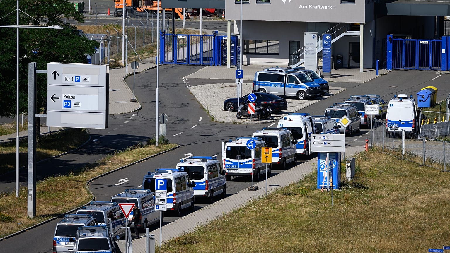 Polizeifahrzeuge stehen am Donnerstag, 6. August 2026, am Flughafen Leipzig/Halle nach dem Drohnenvorfall am frühen Mittwochmorgen.