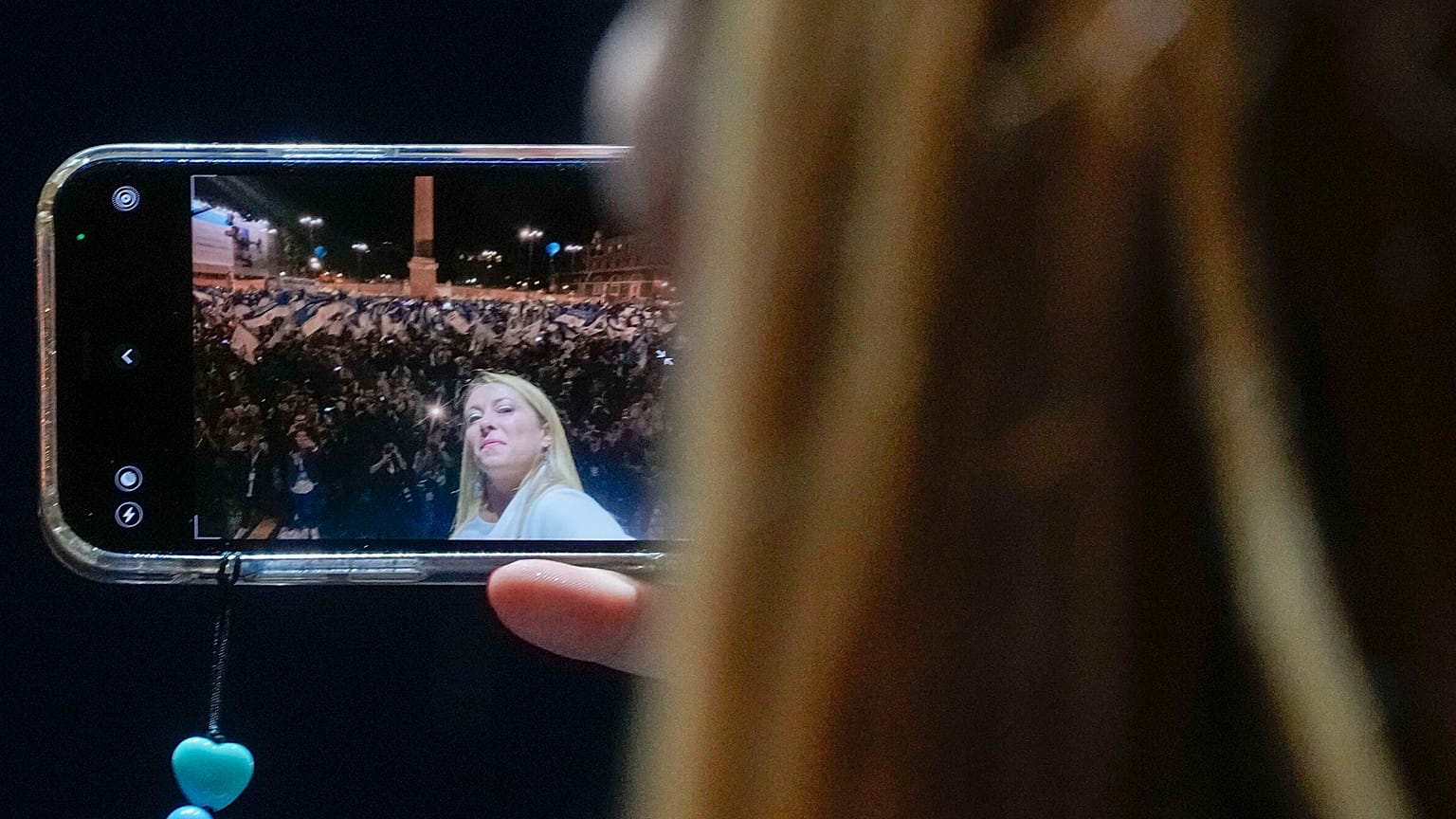 Giorgia Meloni, dos Irmãos de Itália, grava um vídeo selfie no comício de encerramento da coligação de direita em Roma, quinta-feira, 22 set. 2022