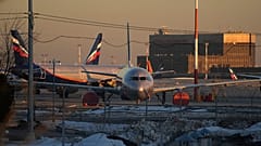 ΑΡΧΕΙΟ - Τα επιβατικά αεροπλάνα της Aeroflot είναι σταθμευμένα στο αεροδρόμιο Σερεμέτιεβο, έξω από τη Μόσχα, Ρωσία, Τρίτη 1 Μαρτίου 2022
