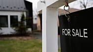 ARCHIVIO - Un cartello "For sale" è esposto davanti a una casa a Evanston, Illinois, il 25 marzo 2026. (Foto AP/Nam Y. Huh, archivio)