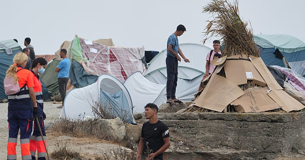 Ceuta: Hundreds of migrants camp on a beach