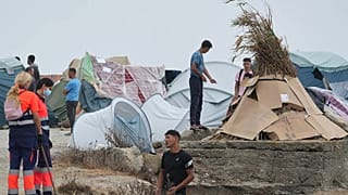 Ceuta : des centaines de migrants campent sur une plage