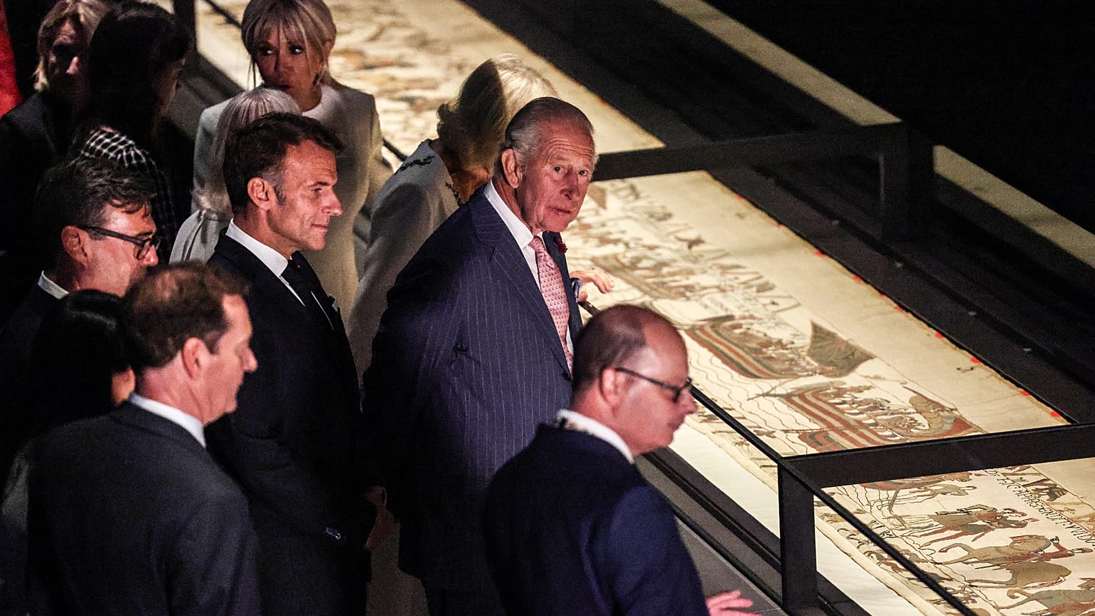 Le roi Charles III d'Angleterre, accompagnés du président français Emmanuel Macron ainsi que du Premier ministre Andy Burnham, au British Museum de Londres, 2 septembre 2026.