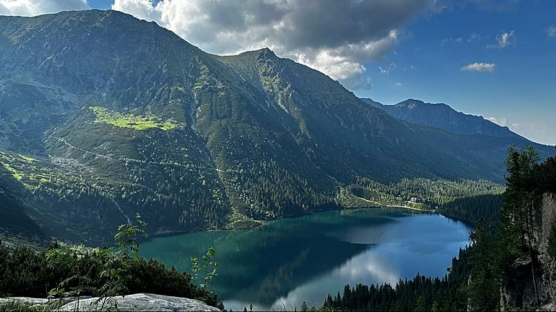 Morskie Oko - nach Fläche und Wasservolumen der zweitgrößte See in der Tatra. 27.06.2026.