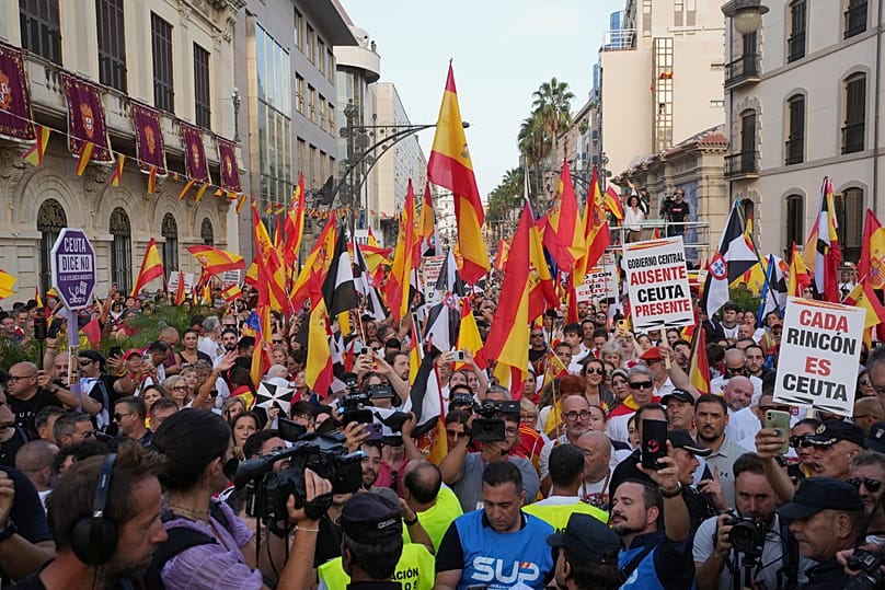 Des manifestants défilent en soutien à Ceuta à l'occasion de l'anniversaire de la ville, dans l'enclave espagnole de Ceuta, le mercredi 2 septembre 2026